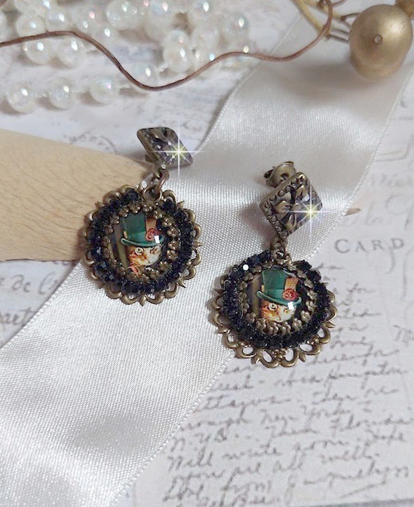 BO Chatou Steampunk montées avec cabochons loupes représentant des chats en chapeau haut de forme Vert avec un médaillon ornés d’une chaîne strass Noire sur estampes Bonze et clous d'oreilles Laiton