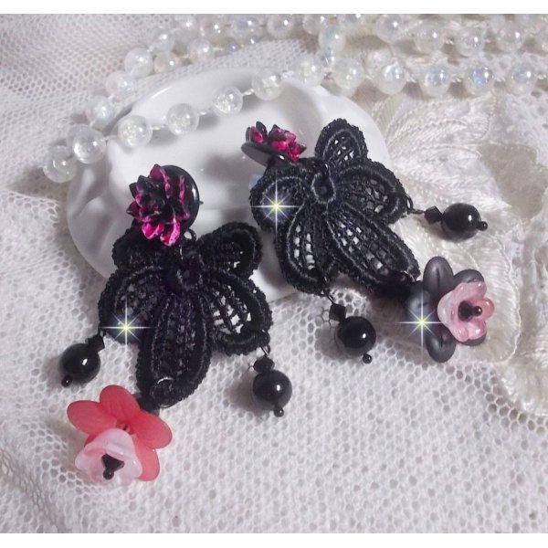 BO Cocktail Sangria creato con vecchissimo pizzo nero, cristalli, fiori smerigliati, cabochon in resina e accessori neri.