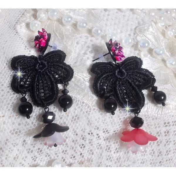 BO Cocktail Sangria creato con vecchissimo pizzo nero, cristalli, fiori smerigliati, cabochon in resina e accessori neri.