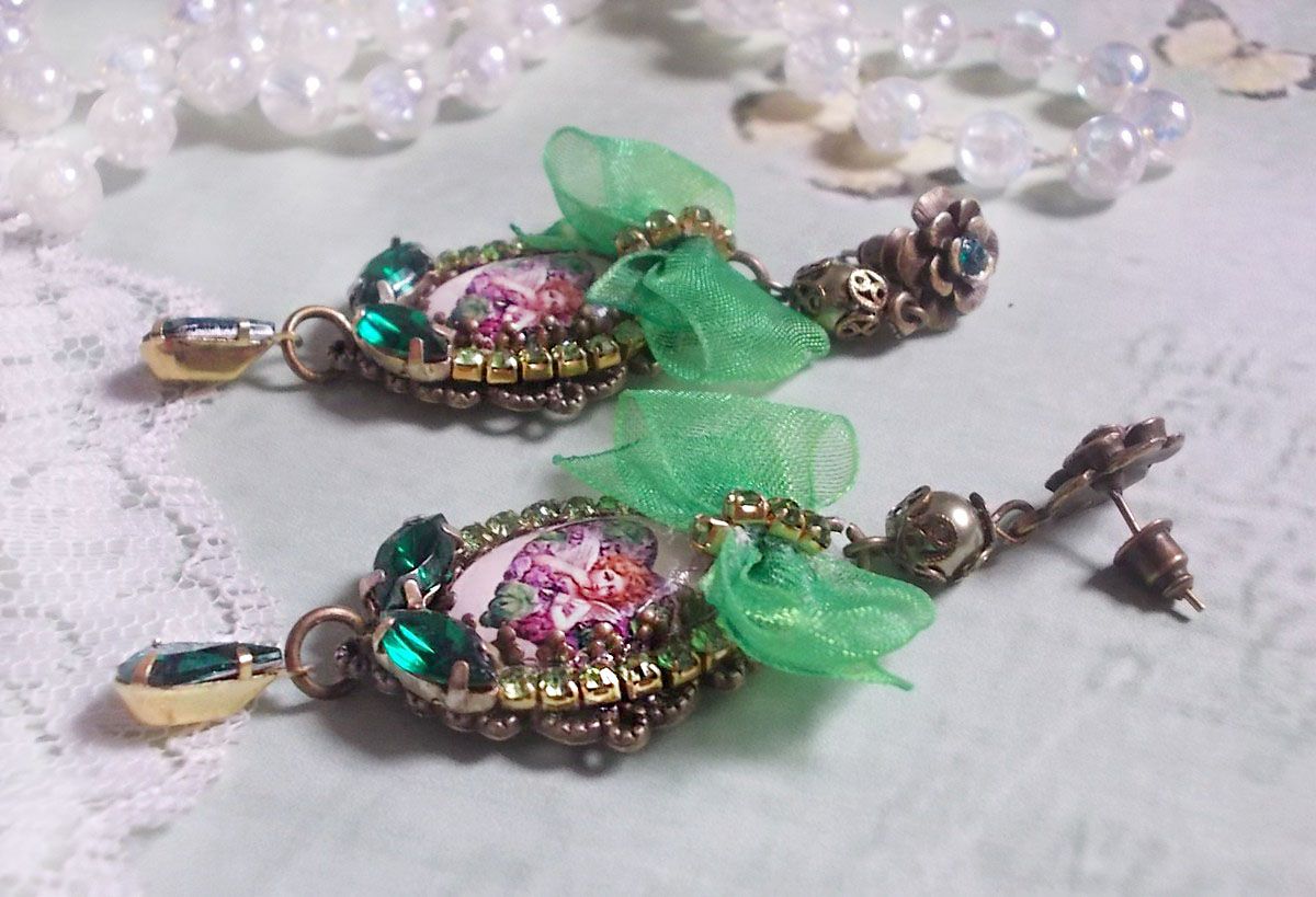 BO Coeur d'Anges creato con cabochon ingrandenti, nastro di organza, accessori vari e cristalli