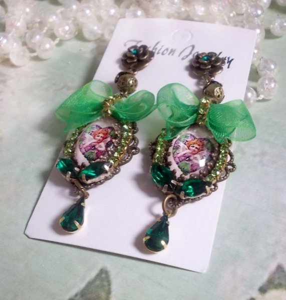 BO Coeur d'Anges creato con cabochon ingrandenti, nastro di organza, accessori vari e cristalli