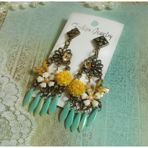 Cuore di primavera BO creato con pugnali, fiori di resina, PureCrystal e charms