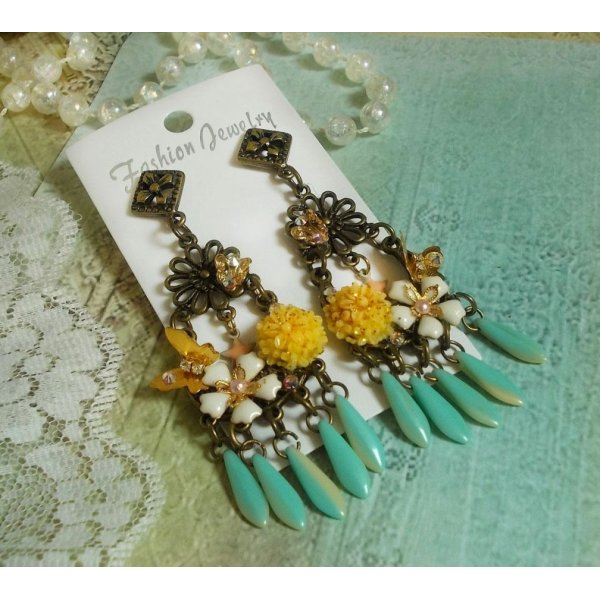 Cuore di primavera BO creato con pugnali, fiori di resina, PureCrystal e charms