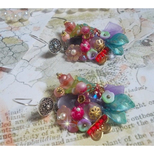 Ghirlanda BO Springtime Chic creata con vari fiori, perle di Murano, cristalli, accessori vari e ganci per orecchie in argento 925/1000