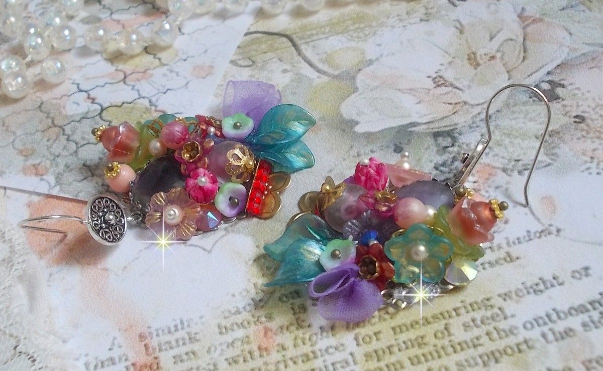 Ghirlanda BO Springtime Chic creata con vari fiori, perle di Murano, cristalli, accessori vari e ganci per orecchie in argento 925/1000