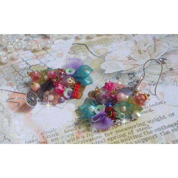 Ghirlanda BO Springtime Chic creata con vari fiori, perle di Murano, cristalli, accessori vari e ganci per orecchie in argento 925/1000