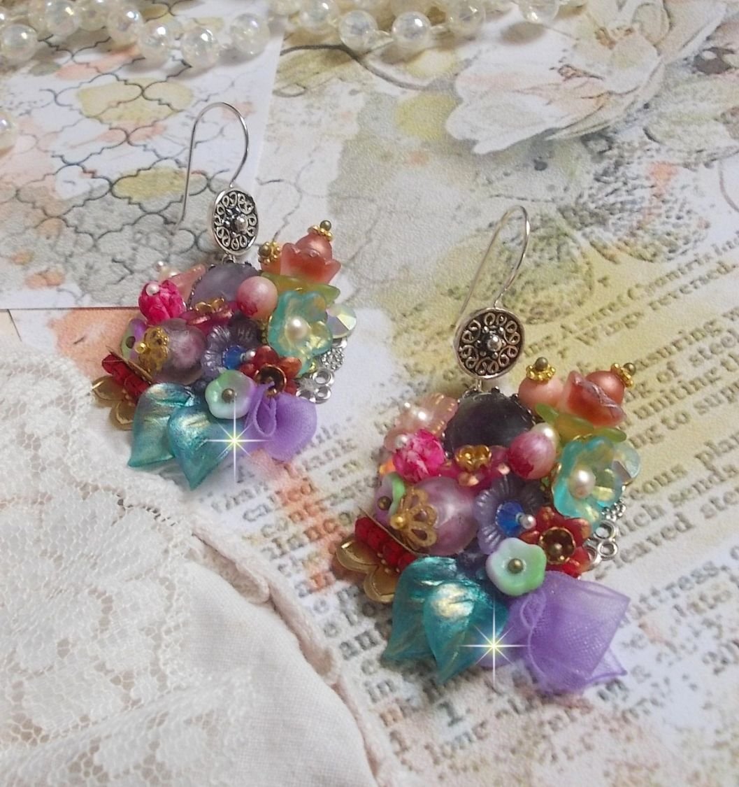 Ghirlanda BO Springtime Chic creata con vari fiori, perle di Murano, cristalli, accessori vari e ganci per orecchie in argento 925/1000