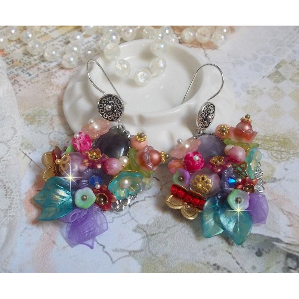 Ghirlanda BO Springtime Chic creata con vari fiori, perle di Murano, cristalli, accessori vari e ganci per orecchie in argento 925/1000