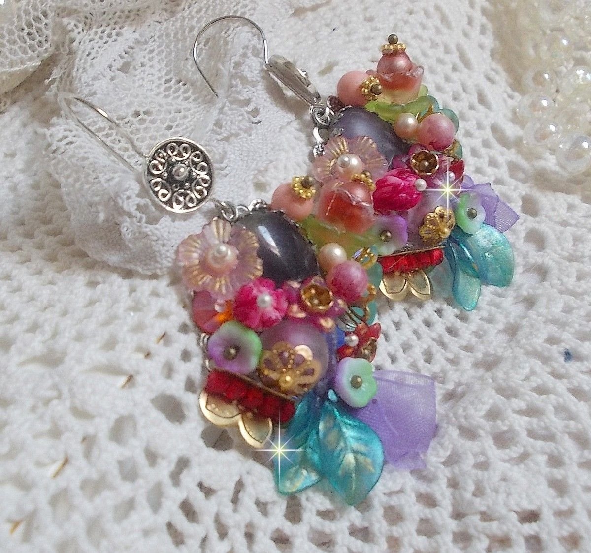 Ghirlanda BO Springtime Chic creata con vari fiori, perle di Murano, cristalli, accessori vari e ganci per orecchie in argento 925/1000