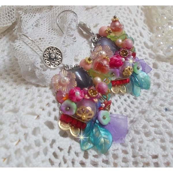 Ghirlanda BO Springtime Chic creata con vari fiori, perle di Murano, cristalli, accessori vari e ganci per orecchie in argento 925/1000