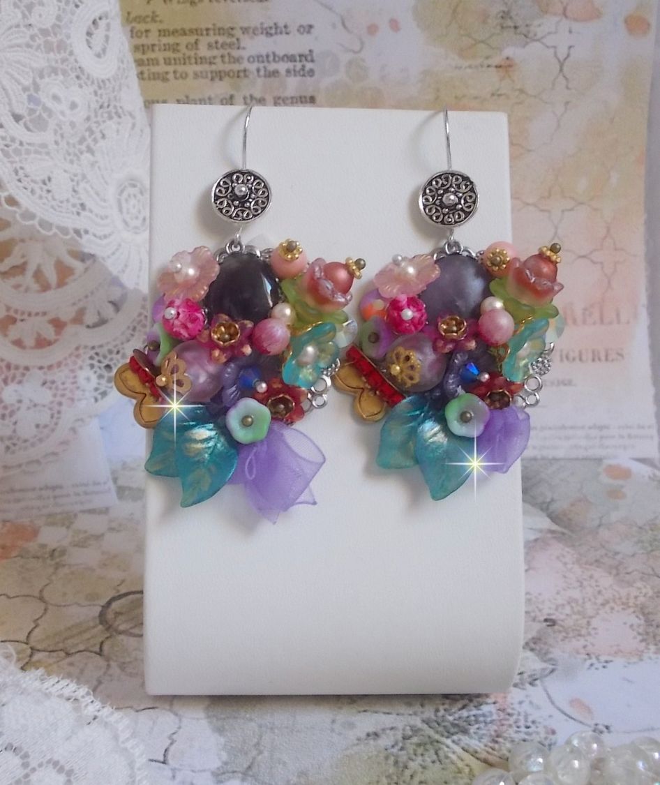 Ghirlanda BO Springtime Chic creata con vari fiori, perle di Murano, cristalli, accessori vari e ganci per orecchie in argento 925/1000