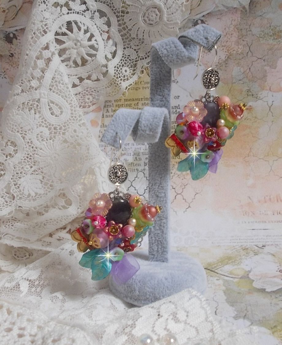 Ghirlanda BO Springtime Chic creata con vari fiori, perle di Murano, cristalli, accessori vari e ganci per orecchie in argento 925/1000