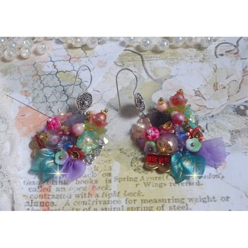 Ghirlanda BO Springtime Chic creata con vari fiori, perle di Murano, cristalli, accessori vari e ganci per orecchie in argento 925/1000