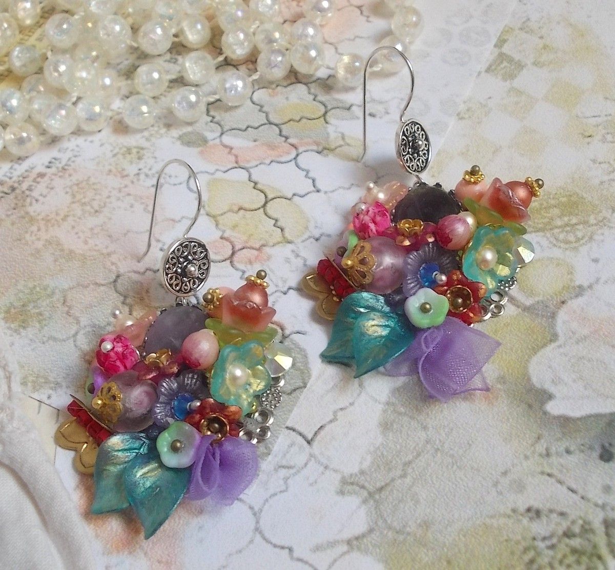 Ghirlanda BO Springtime Chic creata con vari fiori, perle di Murano, cristalli, accessori vari e ganci per orecchie in argento 925/1000