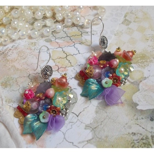 Ghirlanda BO Springtime Chic creata con vari fiori, perle di Murano, cristalli, accessori vari e ganci per orecchie in argento 925/1000