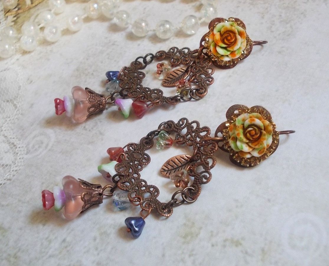 Fiori francesi BO creati con fiori a campana, campanule, rose e accessori in rame invecchiato