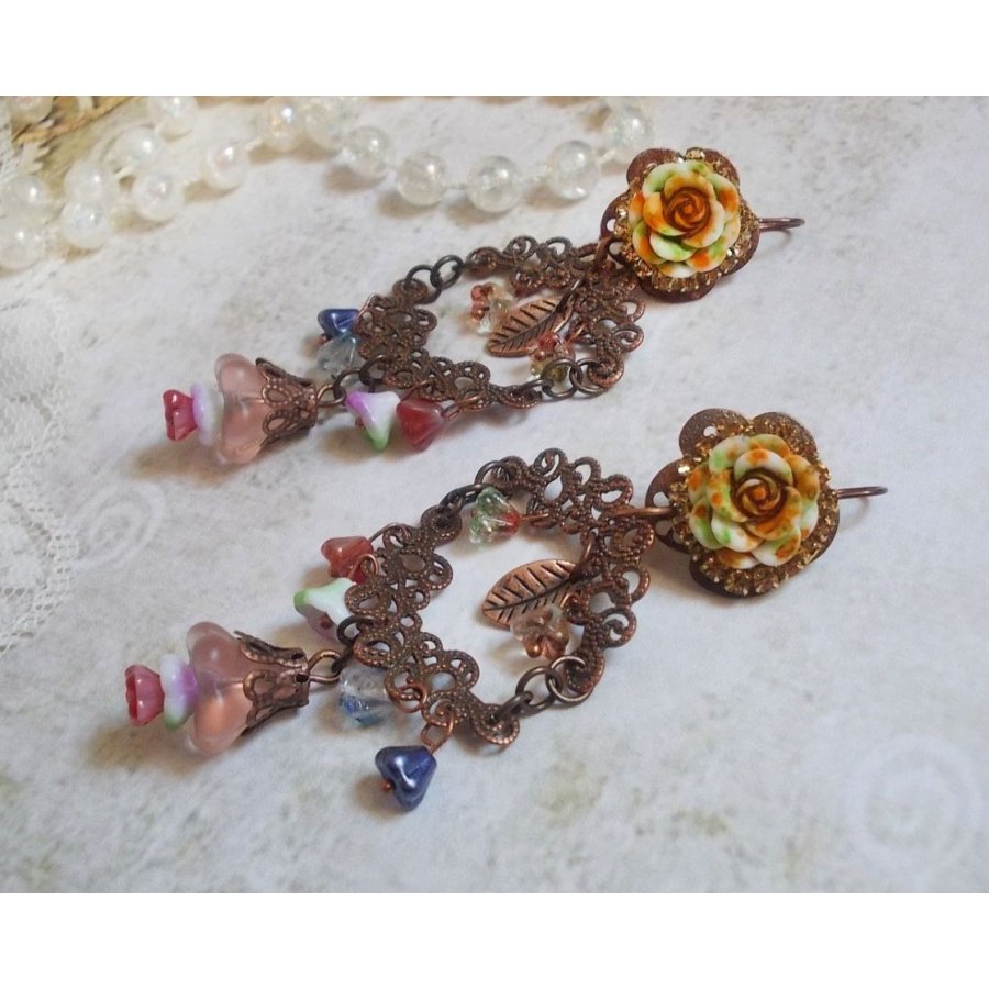 Fiori francesi BO creati con fiori a campana, campanule, rose e accessori in rame invecchiato