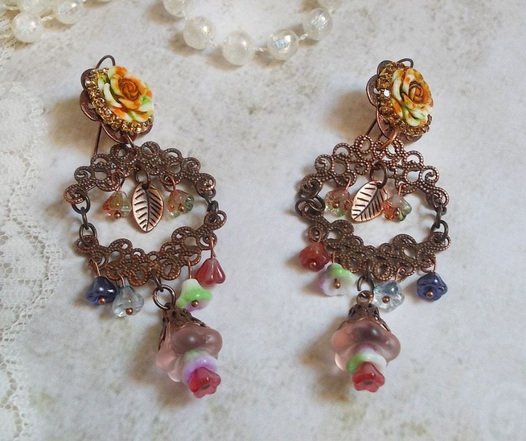 Fiori francesi BO creati con fiori a campana, campanule, rose e accessori in rame invecchiato