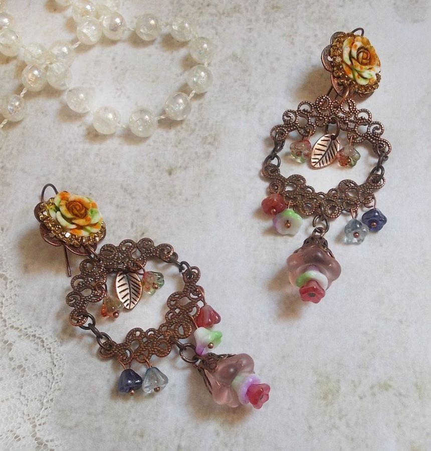 Fiori francesi BO creati con fiori a campana, campanule, rose e accessori in rame invecchiato