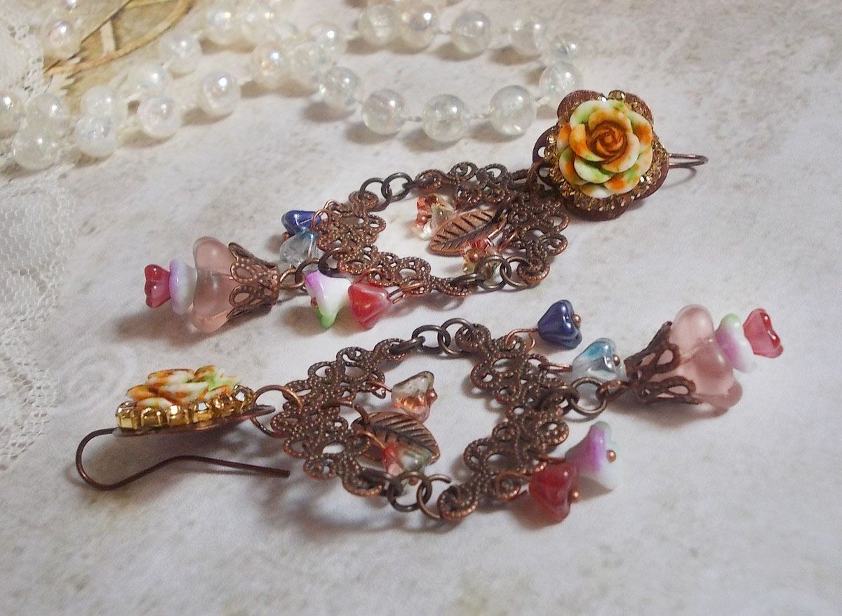 Fiori francesi BO creati con fiori a campana, campanule, rose e accessori in rame invecchiato