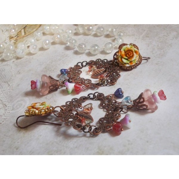 Fiori francesi BO creati con fiori a campana, campanule, rose e accessori in rame invecchiato