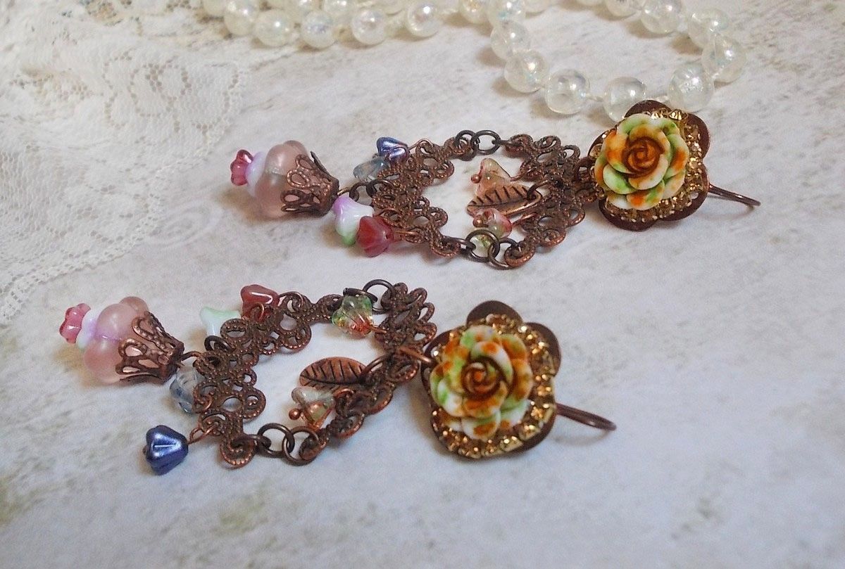 Fiori francesi BO creati con fiori a campana, campanule, rose e accessori in rame invecchiato
