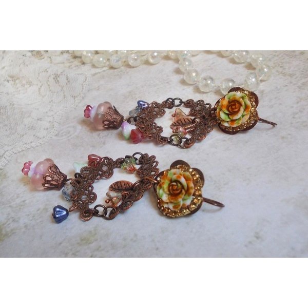 Fiori francesi BO creati con fiori a campana, campanule, rose e accessori in rame invecchiato