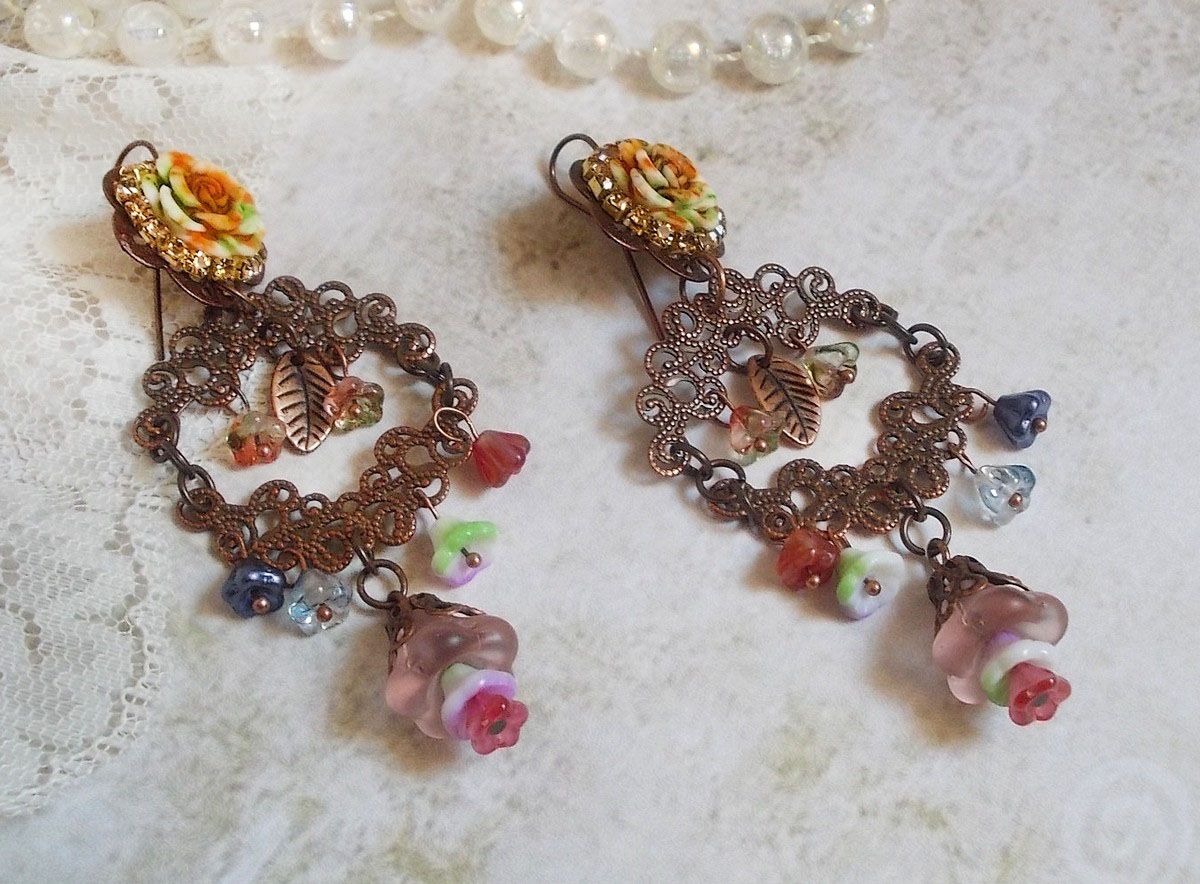 Fiori francesi BO creati con fiori a campana, campanule, rose e accessori in rame invecchiato
