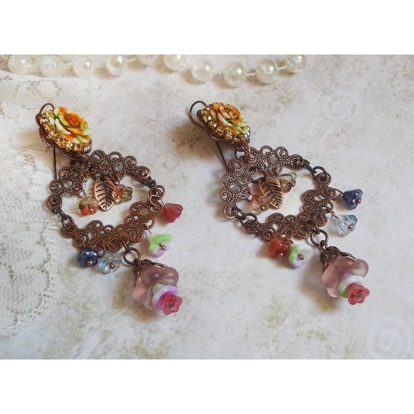 Fiori francesi BO creati con fiori a campana, campanule, rose e accessori in rame invecchiato