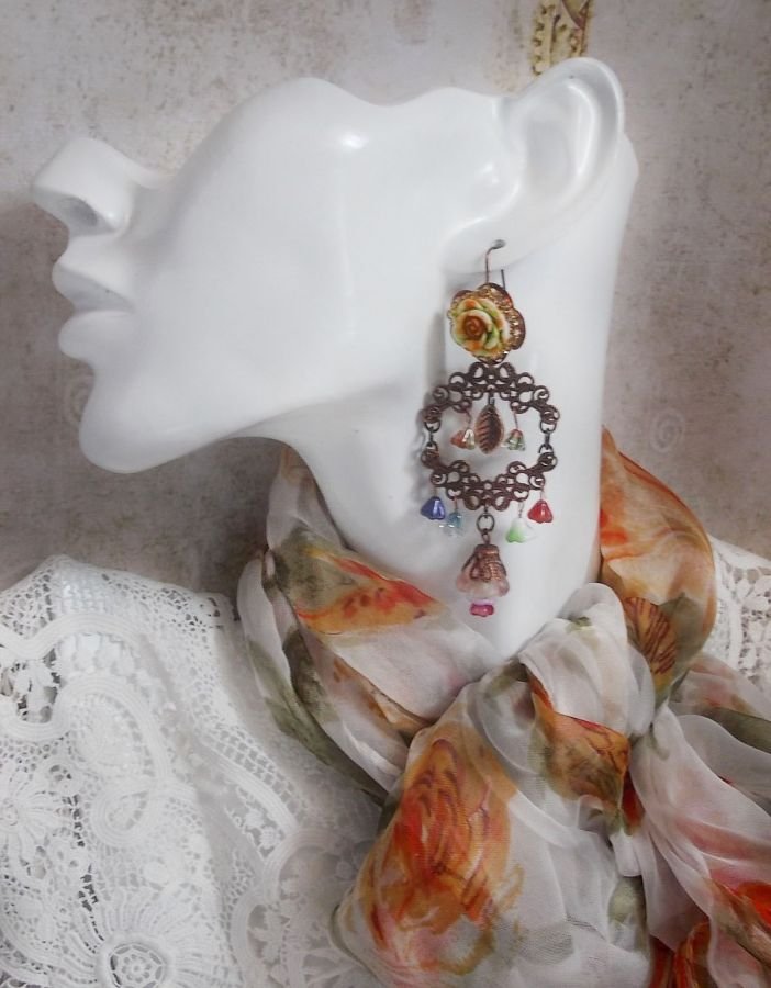 Fiori francesi BO creati con fiori a campana, campanule, rose e accessori in rame invecchiato