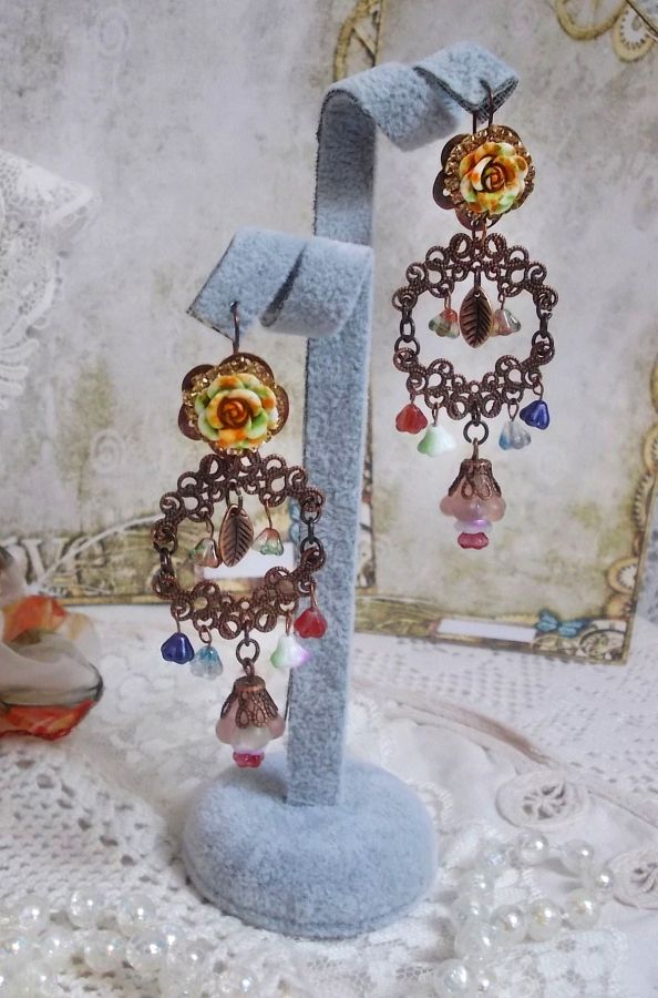 Fiori francesi BO creati con fiori a campana, campanule, rose e accessori in rame invecchiato