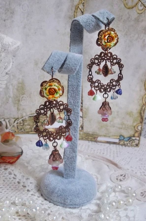 Fiori francesi BO creati con fiori a campana, campanule, rose e accessori in rame invecchiato