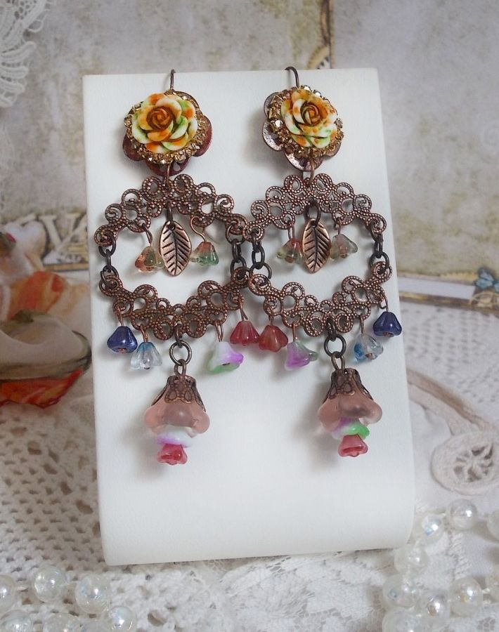Fiori francesi BO creati con fiori a campana, campanule, rose e accessori in rame invecchiato