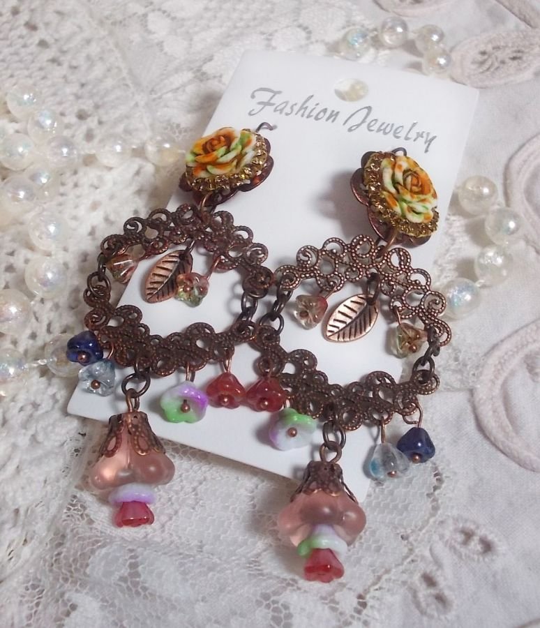 Fiori francesi BO creati con fiori a campana, campanule, rose e accessori in rame invecchiato