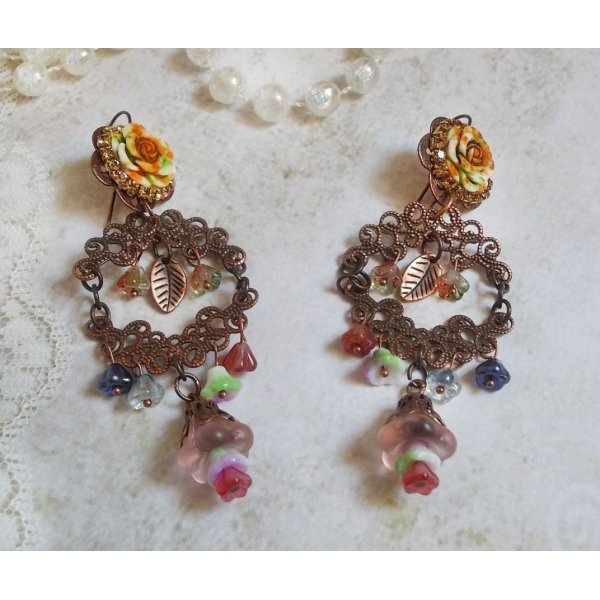 Fiori francesi BO creati con fiori a campana, campanule, rose e accessori in rame invecchiato