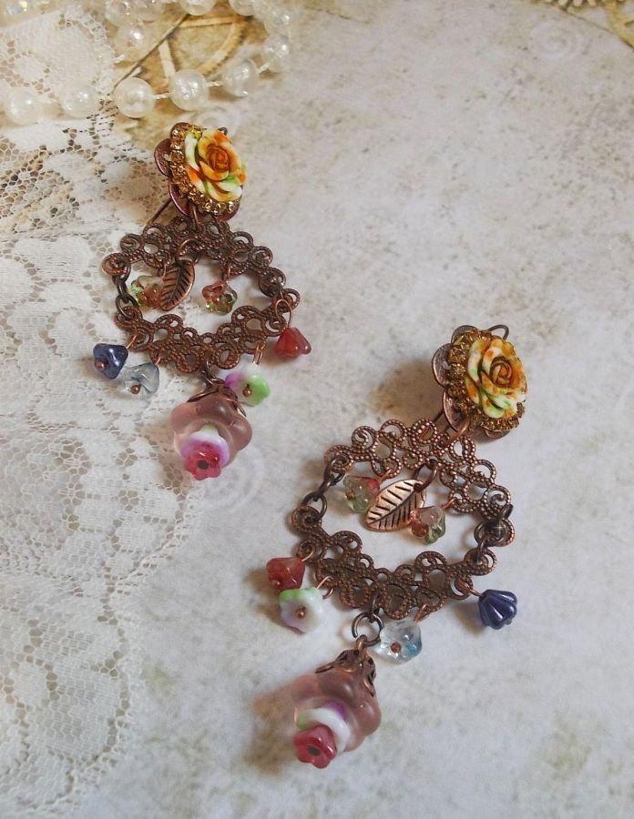 Fiori francesi BO creati con fiori a campana, campanule, rose e accessori in rame invecchiato