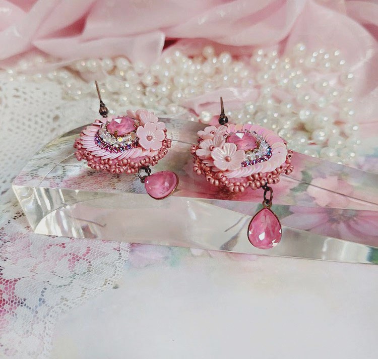 BO Dahlia brodées avec sequins, fleurs acryliques, rocailles verres et perles Cristal Swarovski