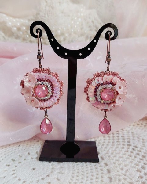 BO Dahlia brod&eacute;es avec sequins, fleurs acryliques, rocailles verres et perles Cristal Swarovski