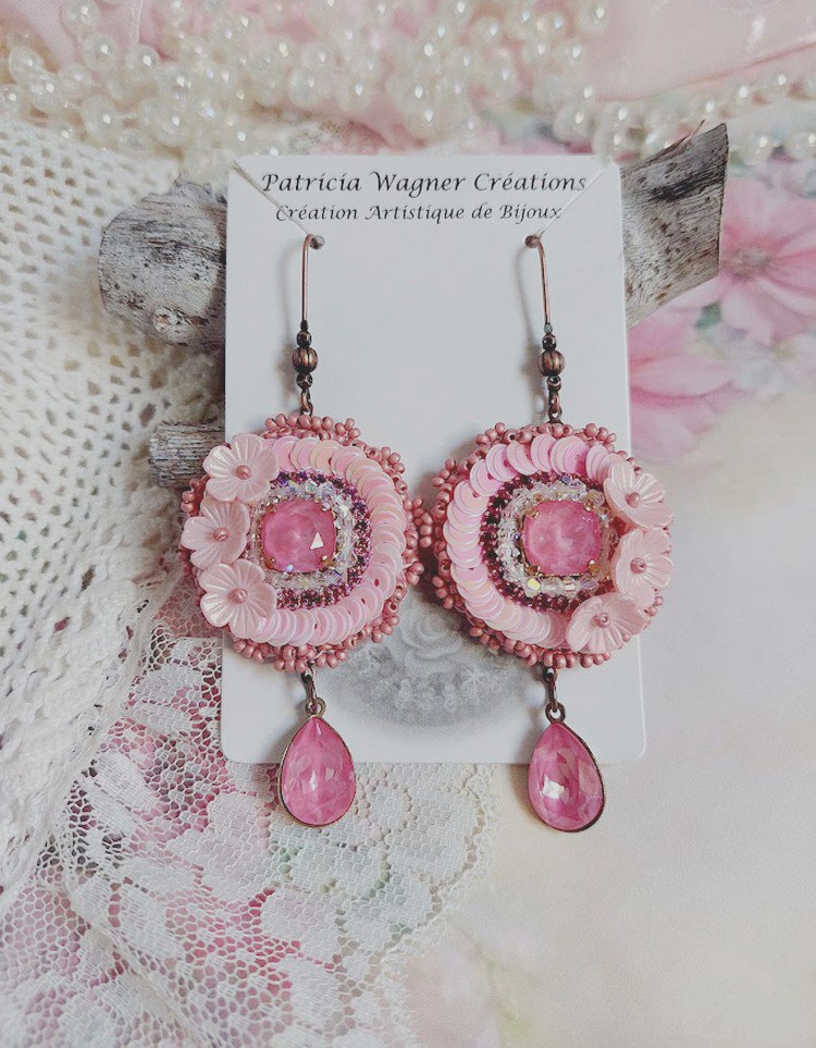 BO Dahlia brodées avec sequins, fleurs acryliques, rocailles verres et perles Cristal Swarovski