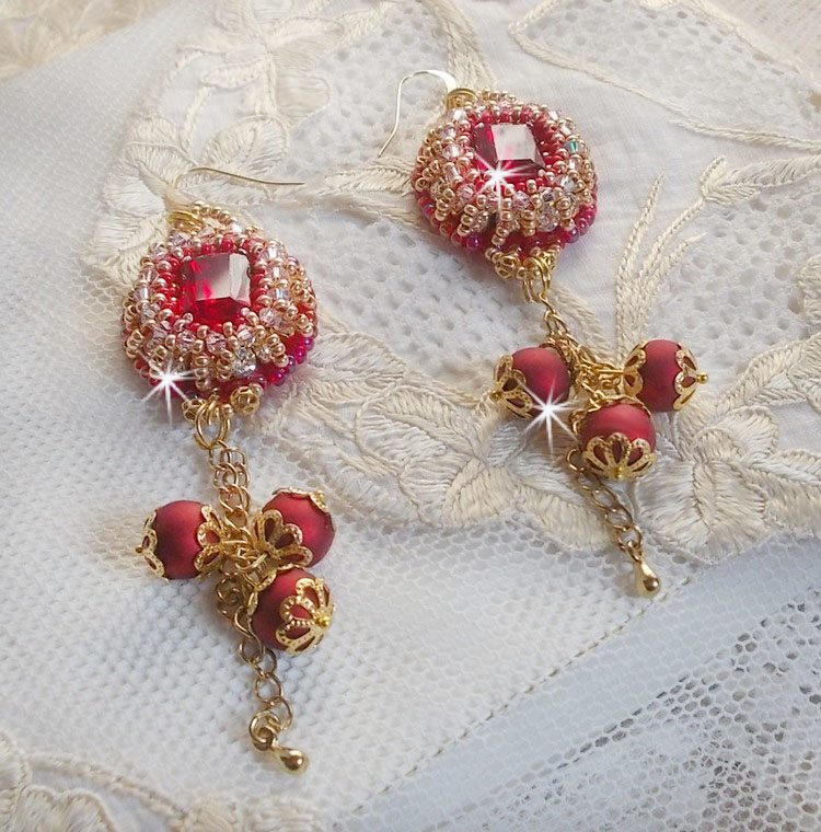 BO Nous Two ricamato con cabochon di cristallo Swarovski e perle, ganci per orecchie in oro 14 carati