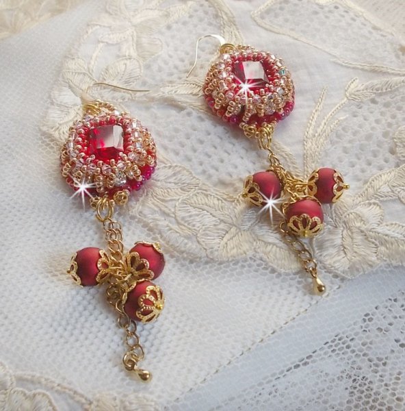 BO Nous Two ricamato con cabochon di cristallo Swarovski e perle, ganci per orecchie in oro 14 carati