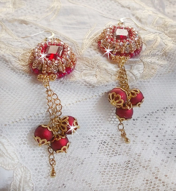 BO Nous Two ricamato con cabochon di cristallo Swarovski e perle, ganci per orecchie in oro 14 carati