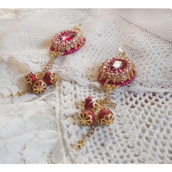 BO Nous Two ricamato con cabochon di cristallo Swarovski e perle, ganci per orecchie in oro 14 carati