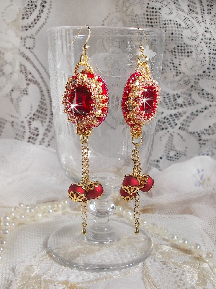 BO Nous Two ricamato con cabochon di cristallo Swarovski e perle, ganci per orecchie in oro 14 carati