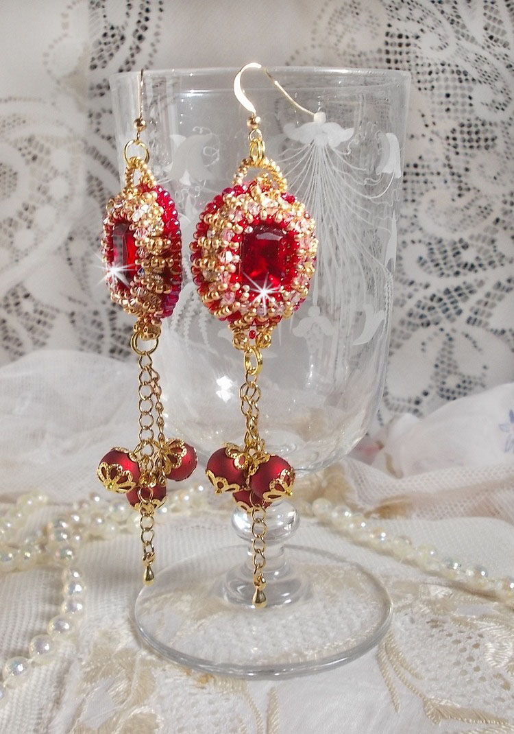 BO Nous Two ricamato con cabochon di cristallo Swarovski e perle, ganci per orecchie in oro 14 carati