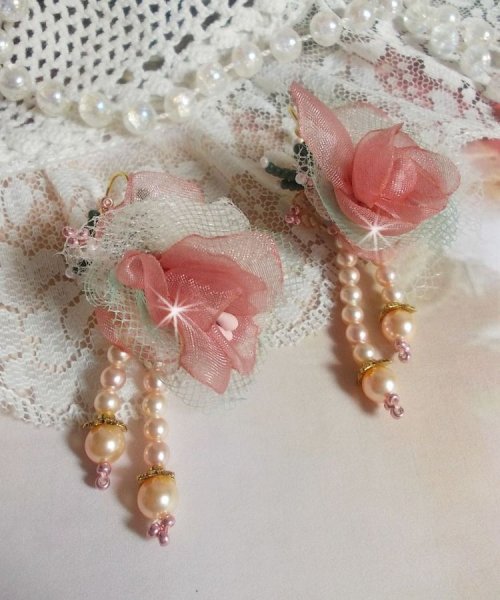 BO Douceur Poudr&eacute;e creata con nastro di organza, tulle, cristalli Swarovski, perle di vetro e rocailles di Boemia.