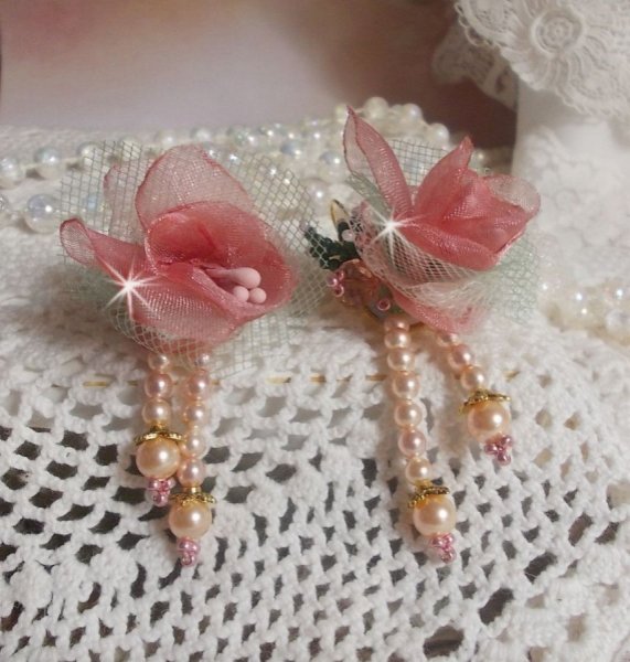 BO Douceur Poudr&eacute;e creata con nastro di organza, tulle, cristalli Swarovski, perle di vetro e rocailles di Boemia.