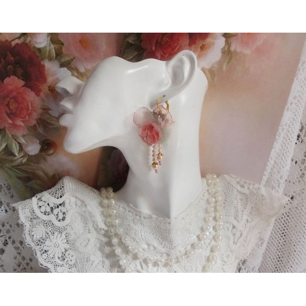 BO Douceur Poudr&eacute;e creata con nastro di organza, tulle, cristalli Swarovski, perle di vetro e rocailles di Boemia.