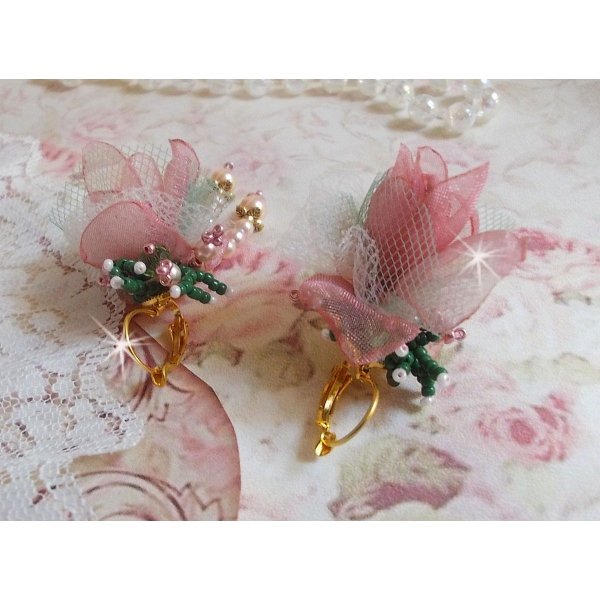 BO Douceur Poudr&eacute;e creata con nastro di organza, tulle, cristalli Swarovski, perle di vetro e rocailles di Boemia.