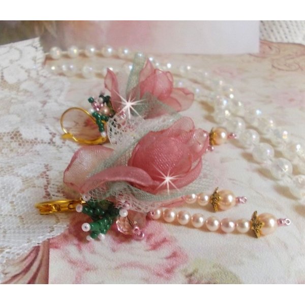 BO Douceur Poudr&eacute;e creata con nastro di organza, tulle, cristalli Swarovski, perle di vetro e rocailles di Boemia.